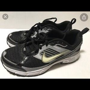 NIKE - Dart 8 Running Shoe- Size 6 1/2 youth